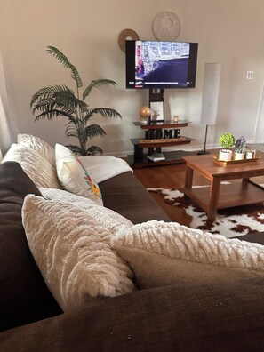 Smart TV, books, stereo - 3-bedroom house (Roeland Park)