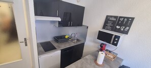 Køleskab, mikrobølgeovn, kogeplade, opvaskemaskine