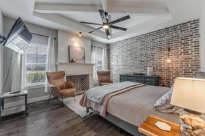 WiFi, bed sheets - Charming Cottage Near Campus (Fayetteville)