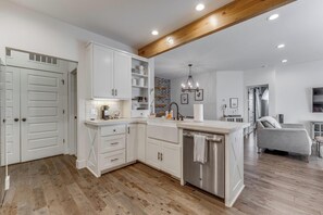 Interior - Charming Cottage Near Campus (Fayetteville)