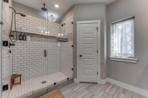 Towels, soap, toilet paper - Charming Cottage Near Campus (Fayetteville)
