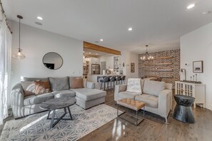 Living area - Charming Cottage Near Campus (Fayetteville)