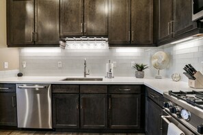Fridge, microwave, oven, stovetop - C10-C11 Combo-Luxurious Moab Vacation Rental~Pool (Moab)