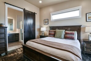 Iron/ironing board, travel cot, free WiFi, bed sheets - C10-C11 Combo-Luxurious Moab Vacation Rental~Pool (Moab)