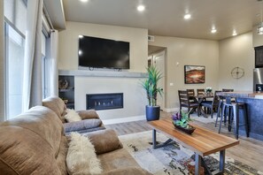 Smart TV y chimenea 