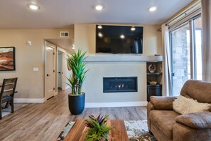 Smart TV, fireplace - Quad C 1-4 at Moab Resort-Pool-Pets-Large Groups (Moab)