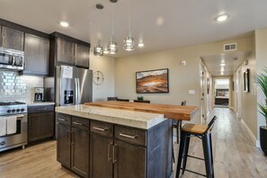 Fridge, microwave, oven, stovetop - Quad C 1-4 at Moab Resort-Pool-Pets-Large Groups (Moab)