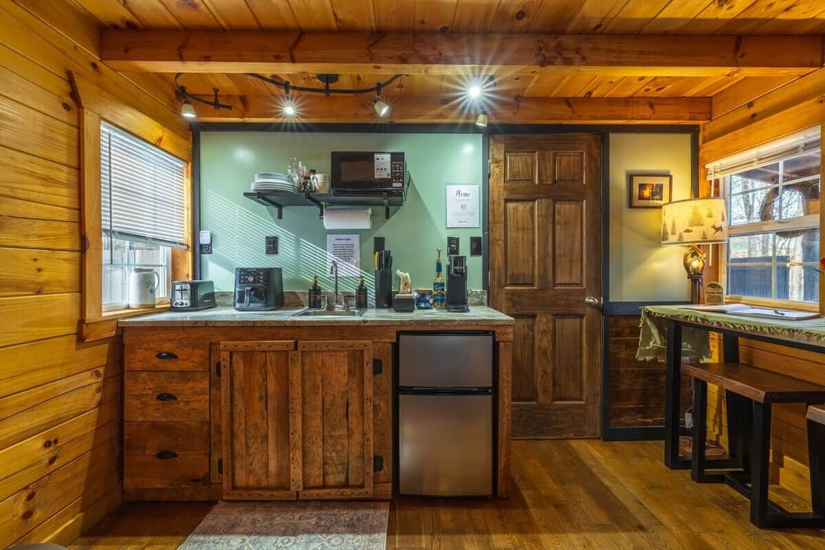 Kjøleskap, mikrobølgeovn, kaffetrakter/tekoker og brødrister