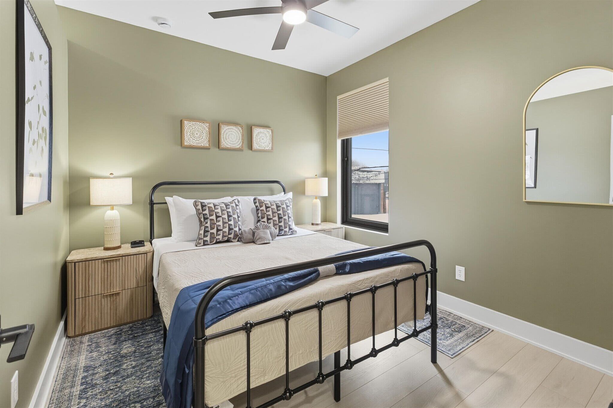 Een strijkplank/strijkijzer, wifi, beddengoed