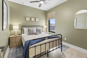 Tabla de planchar con plancha, wifi y ropa de cama 