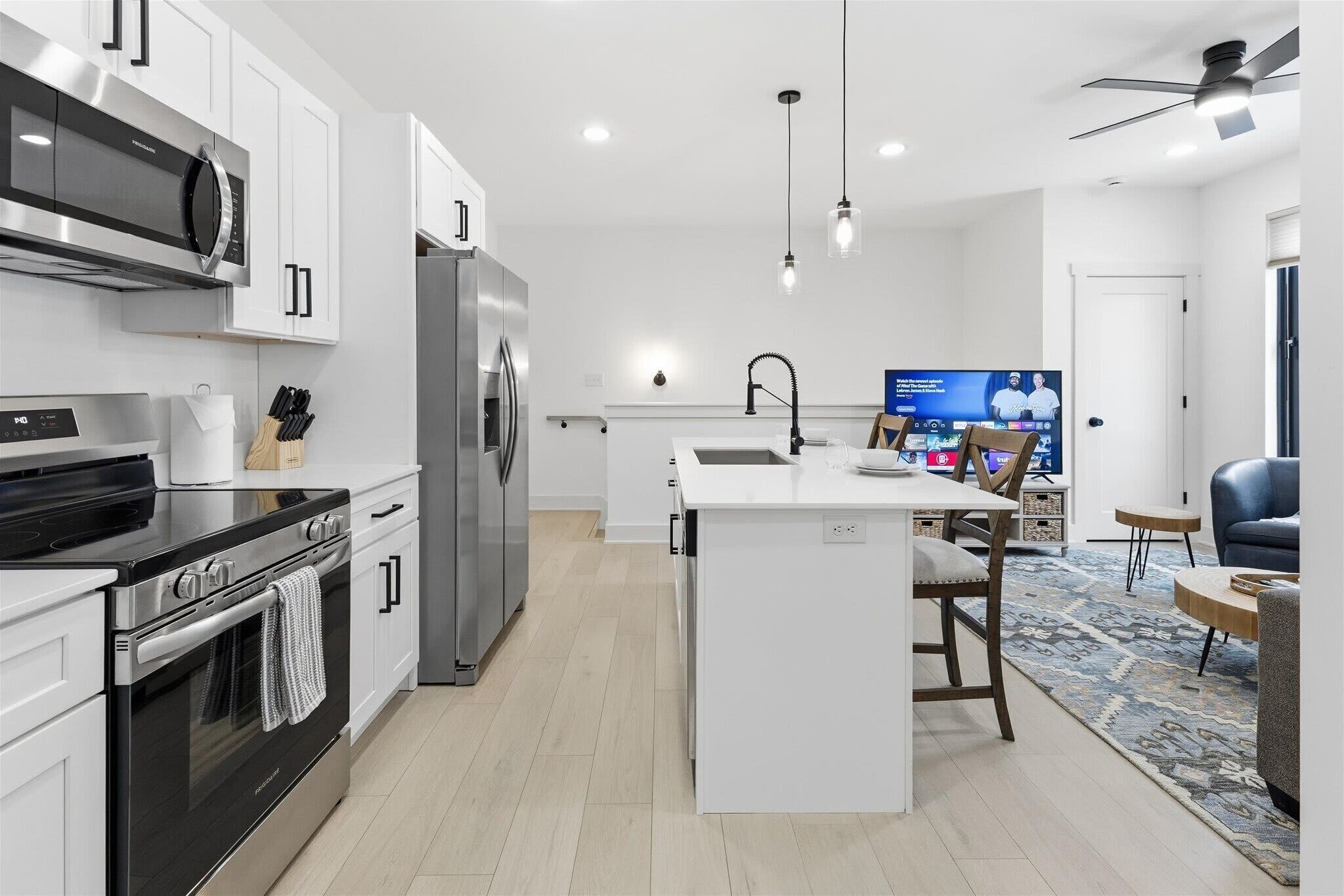 Frigorífico, microondas, horno y placa de cocina