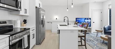 Frigorífico, microondas, horno y placa de cocina