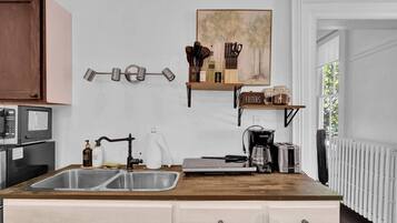 Jääkaappi, mikroaaltouuni, liesi, kahvin-/teenkeitin