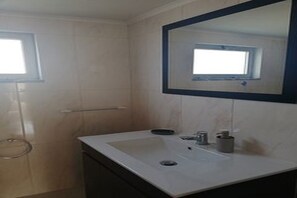 Shower, bidet, towels