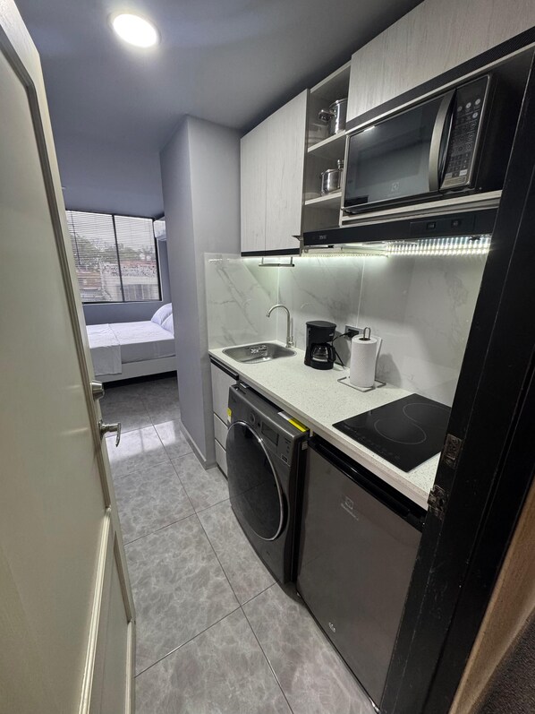 Refrigerador, microondas, cafetera y tetera y utensilios de cocina 