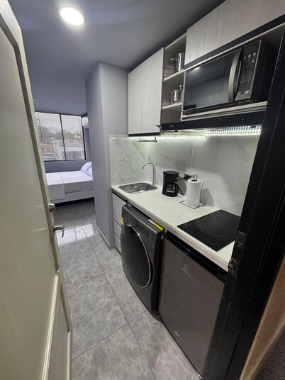 APARTAESTUDIO MODERNO Y CENTRAL. CERCA A SITIOS TURÍSTICOS, DEPORTIVOS Y MEDICOS