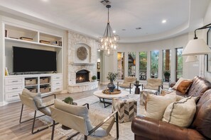 Smart TV, chimenea, tenis de mesa y libros 