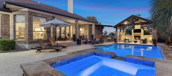 Luxury Villa,1-story,4000+sqft,Pool,Spa,Games,14 Queen beds,16+ guests