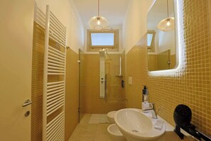 Douche, sèche-cheveux