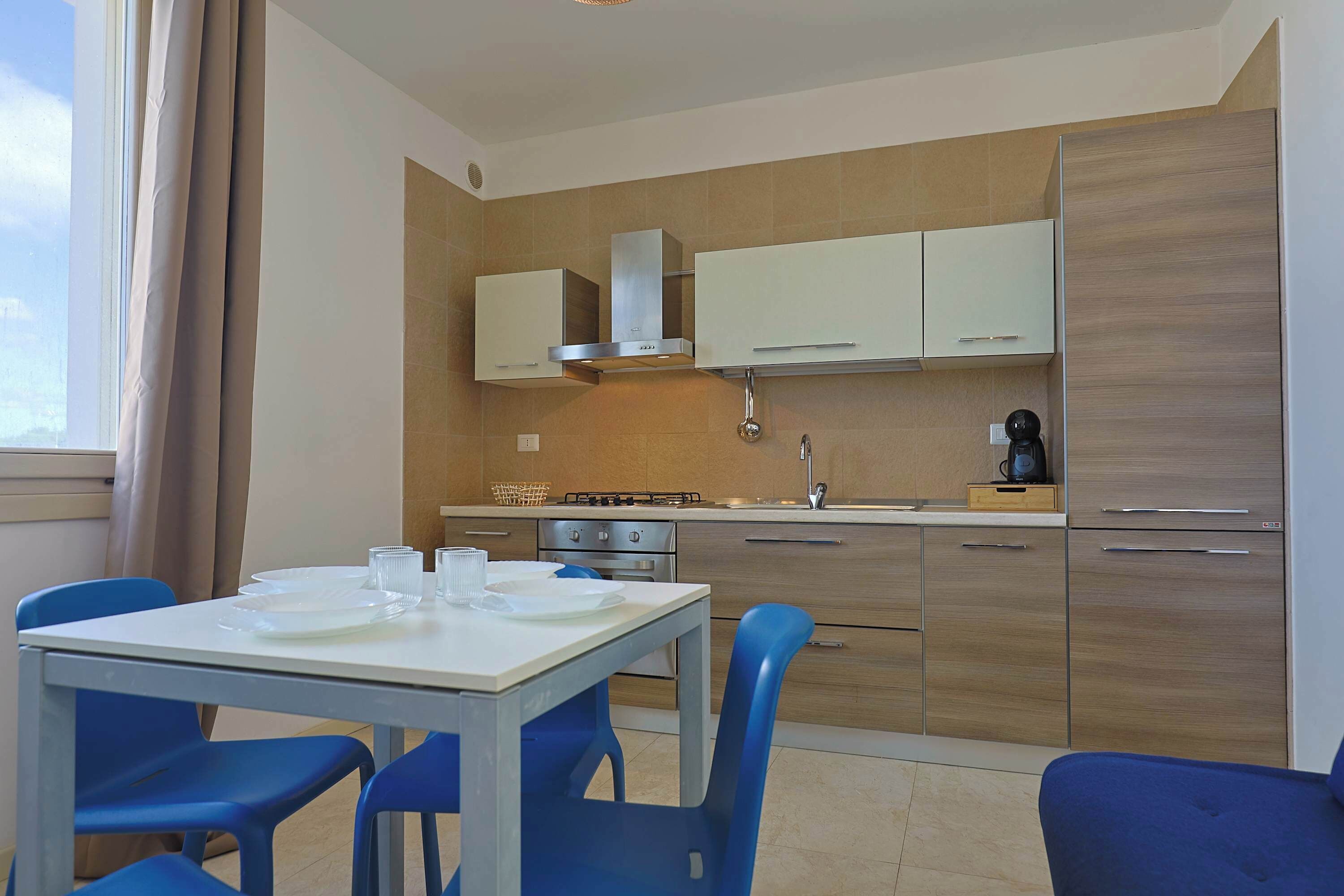 Køleskab, kaffe-/temaskine, køkkentøj/tallerkener/redskaber