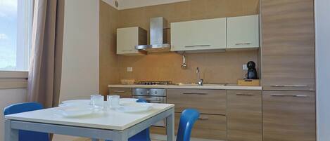 Køleskab, kaffe-/temaskine, køkkentøj/tallerkener/redskaber