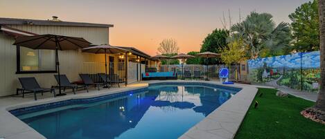 Utendørsbasseng og et oppvarmet basseng