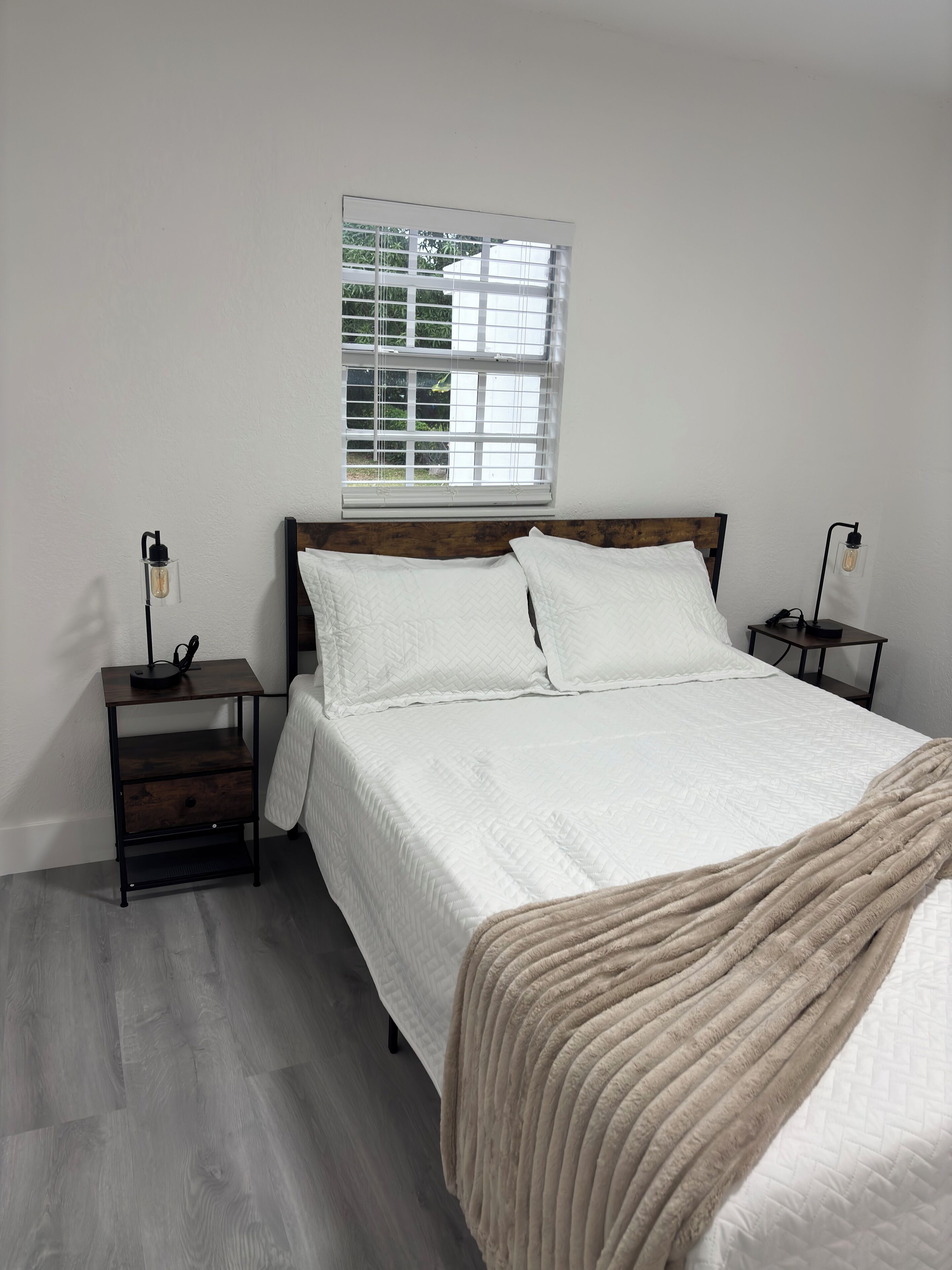 Tabla de planchar con plancha, wifi y ropa de cama 