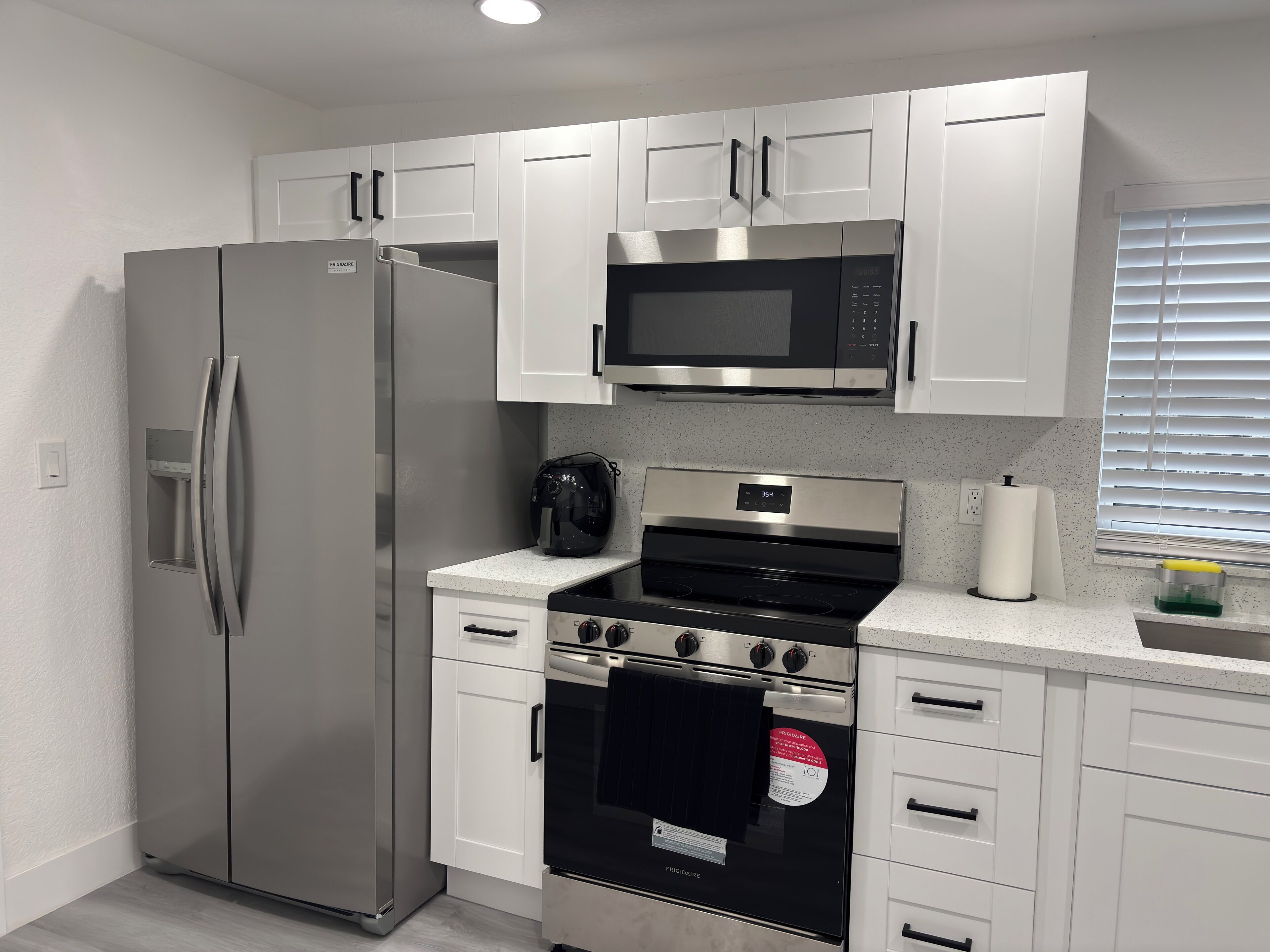 Micro-ondes, four, plaque de cuisson, serviettes en papier