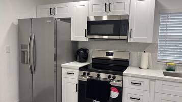 Micro-ondes, four, plaque de cuisson, serviettes en papier