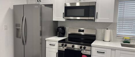 Mikrowelle, Ofen, Herdplatte, Küchenrolle