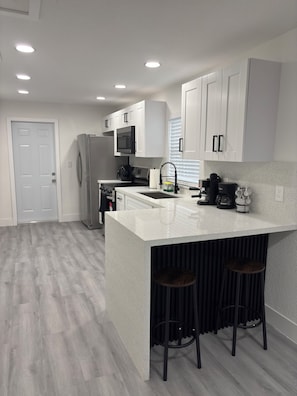 Microwave, oven, stovetop - La Orquidia (Miami)