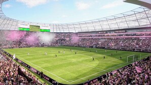 Un grand stade doté d’un terrain verdoyant, de gradins à niveaux et d’un plafond très haut.