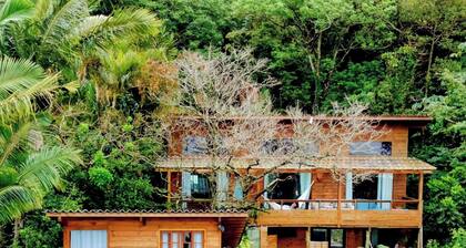Spacious house with ocean view in Florianópolis, sleeps up to 12 guests.