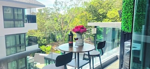 อพาร์ทเมนท์, 1 ห้องนอน, พร้อมสิ่งอำนวยความสะดวกสำหรับผู้พิการ, ระเบียง | ระเบียง