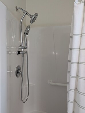 Een douche, een haardroger, handdoeken, zeep