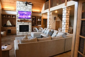 TV, fireplace - Lakefront 4 bedroom, 4 bath Porum Landing retreat plus bunk room beautiful views (Checotah)