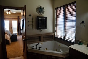 4 bedrooms, iron/ironing board, free WiFi, bed sheets - Lakefront 4 bedroom, 4 bath Porum Landing retreat plus bunk room beautiful views (Checotah)
