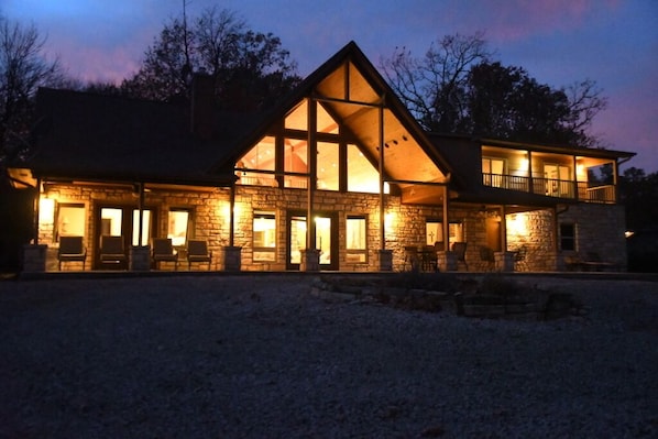 Exterior - Lakefront 4 bedroom, 4 bath Porum Landing retreat plus bunk room beautiful views (Checotah)
