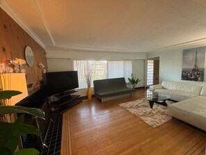 تلفزيون ذكي، مشغل دي في دي، كُتُب