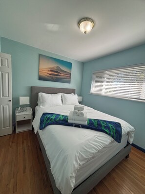 3 bedrooms, iron/ironing board, free WiFi, bed sheets - Charming Bright 3BR House - Upper Level Suite (Burnaby)
