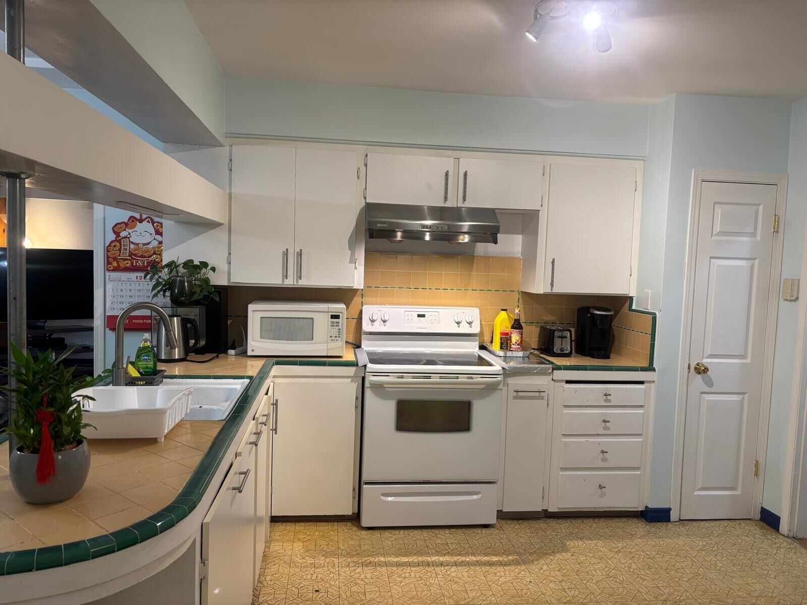 Frigorifero, microonde, forno, piano cottura