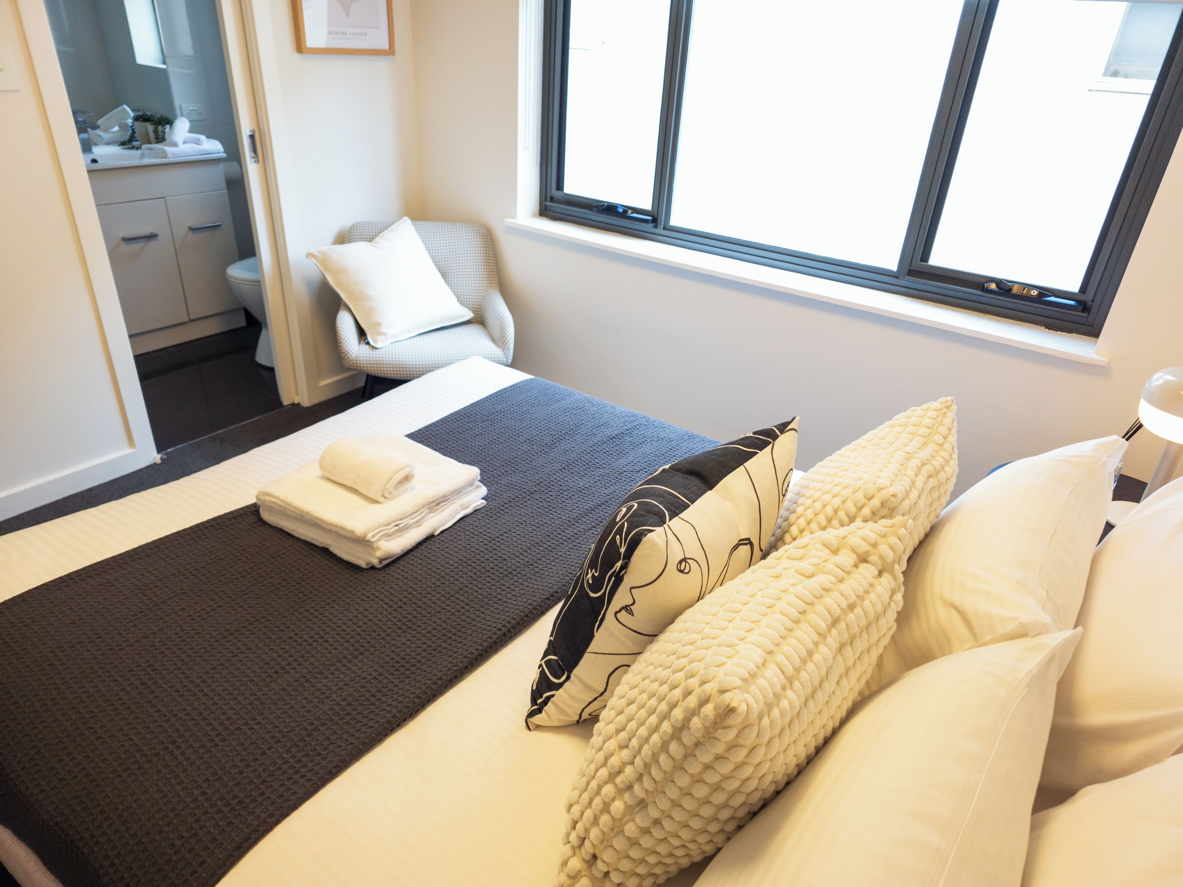 Tabla de planchar con plancha, wifi, ropa de cama