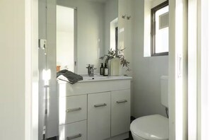 Douche, sèche-cheveux, serviettes fournies, savon