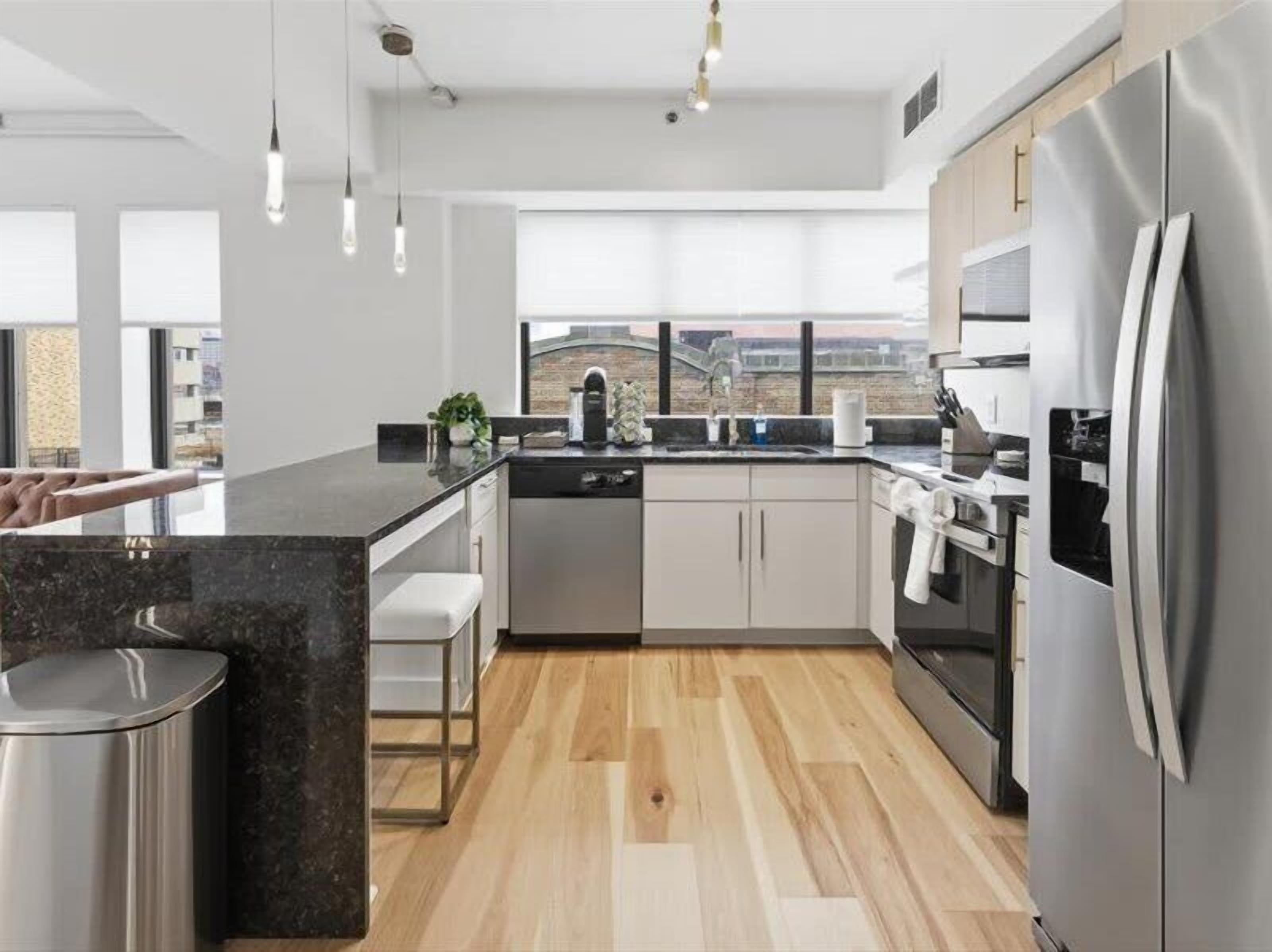 Réfrigérateur, four à micro-ondes, un four, surface de cuisson