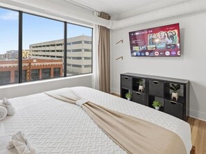 2 bedrooms, iron/ironing board, WiFi, bed sheets - Corner Flat off Meridian - Walk Anywhere Downtown (Indianapolis)
