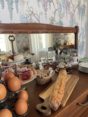 Free daily buffet breakfast