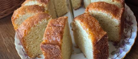 Un soporte para pasteles con un pastel y un plato de palitos de pan.