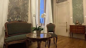 Deluxe tweepersoonskamer, uitzicht op stad | Een laptopwerkplek, gratis wifi