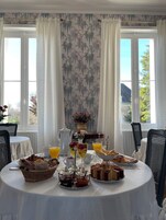 包含每日自助早餐