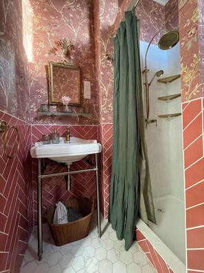 Comfort Twin Room, Garden View | Bathroom | Hair dryer, slippers, towels, soap